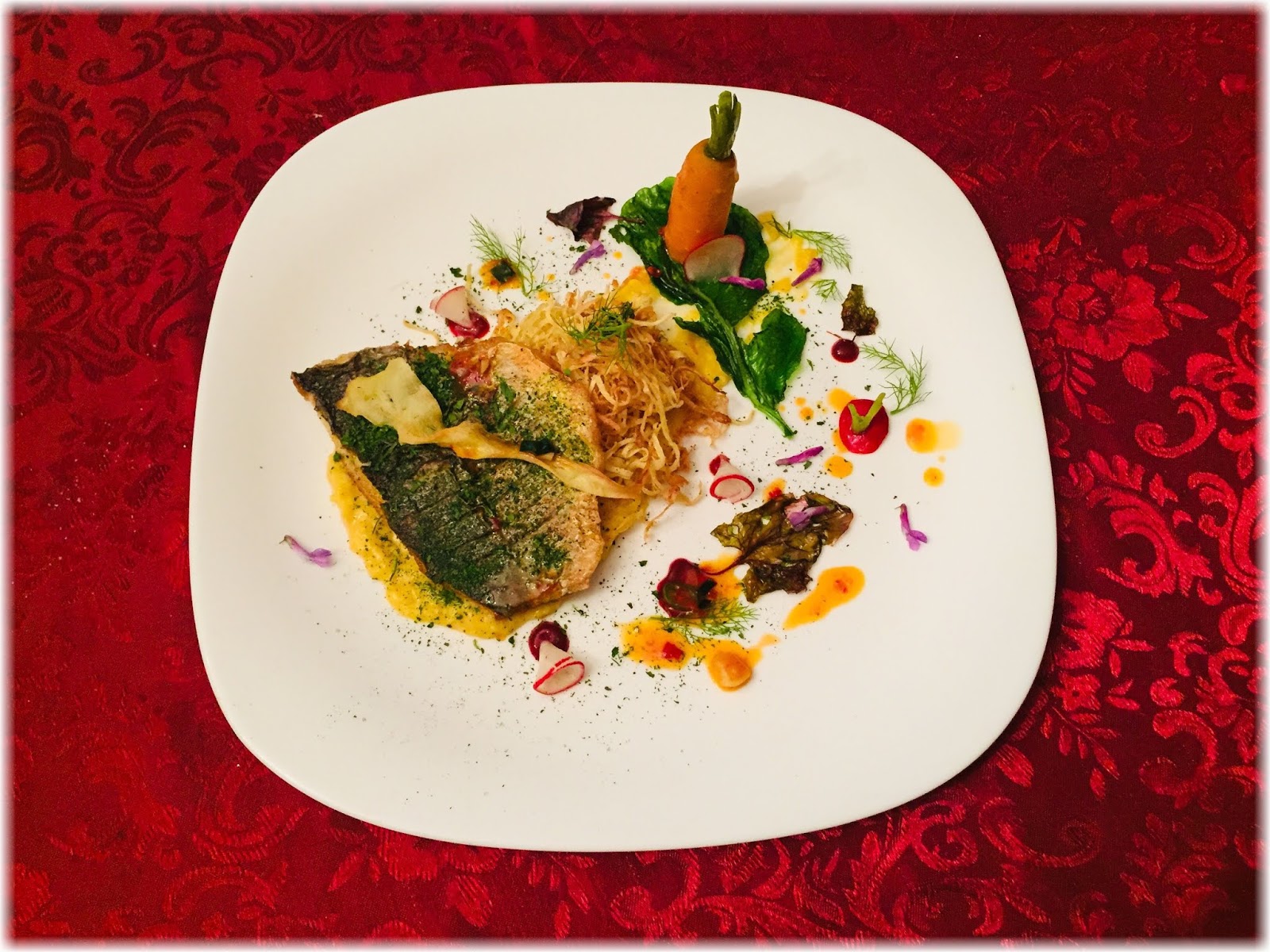 File de dorada servit, piure de porumb, pastarnac, pudra de patrunjel, ulei aromatizat, chilli