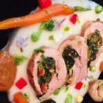 Rulada de porc servita cu crema de pastarnac si morcovi caramelizati