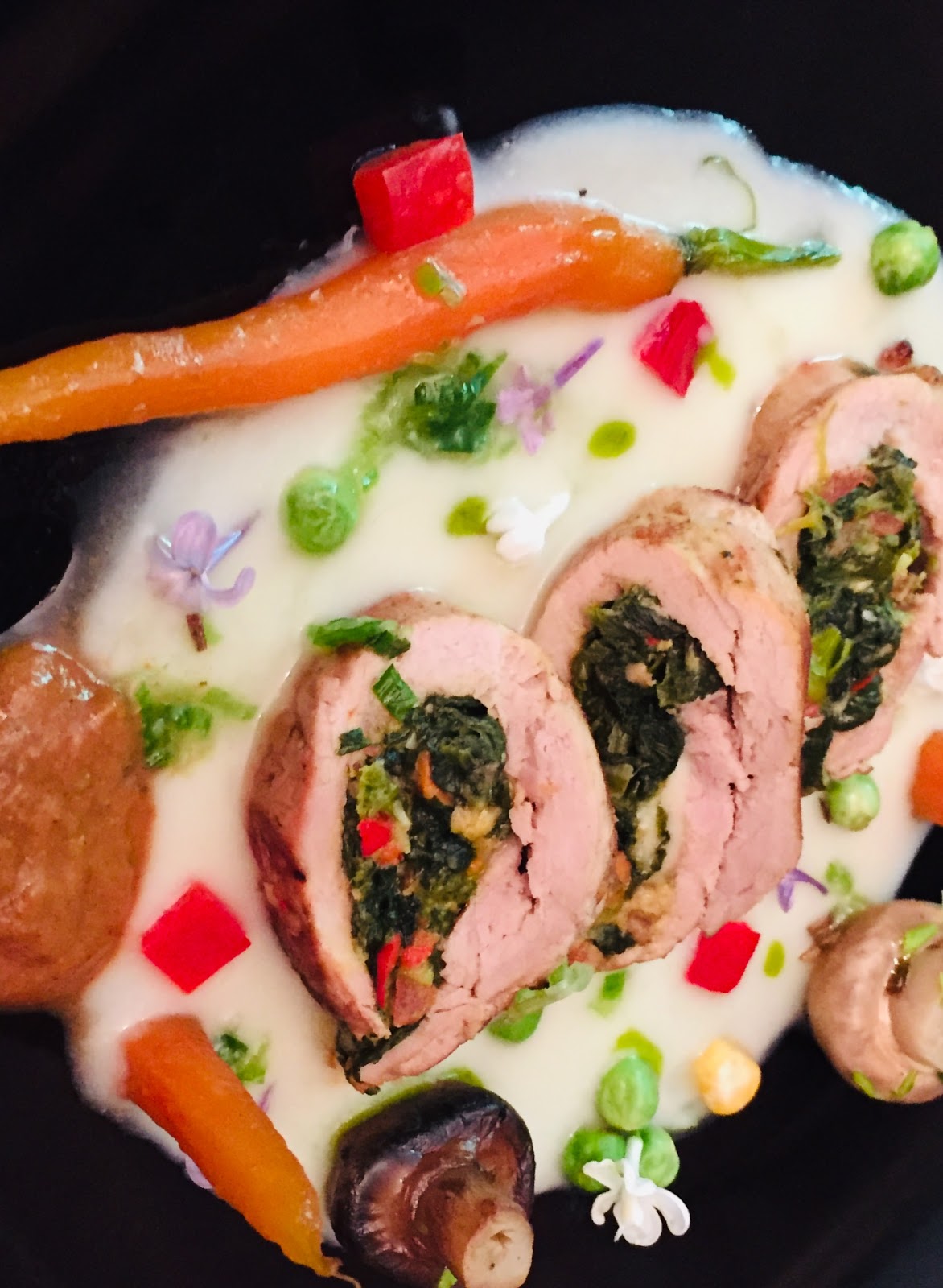 Rulada de porc servita cu crema de pastarnac si morcovi caramelizati